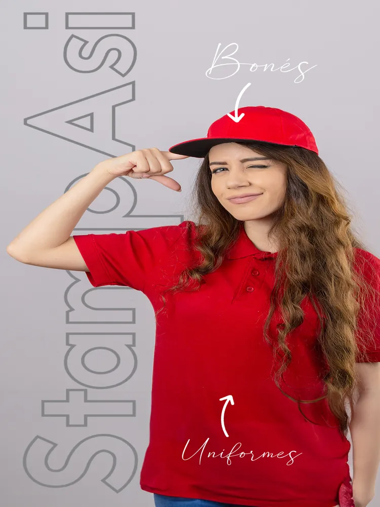 Uniforme personalizado: camisa polo vermelha e boné