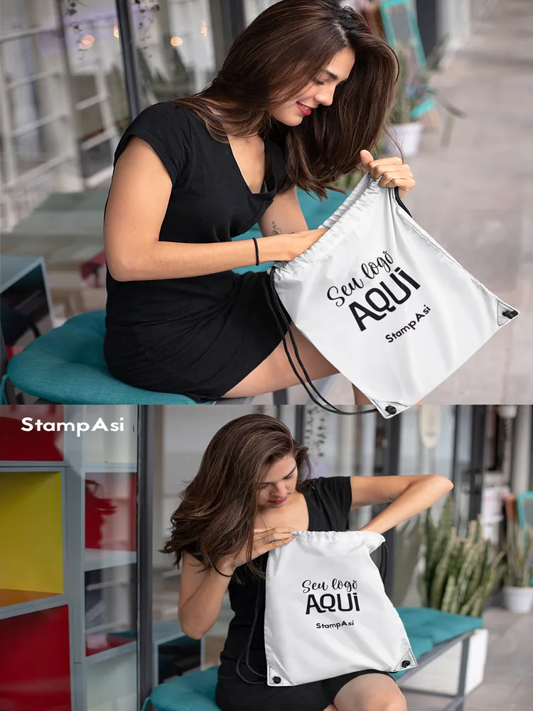 Sacochila branca personalizada sendo usada na rua