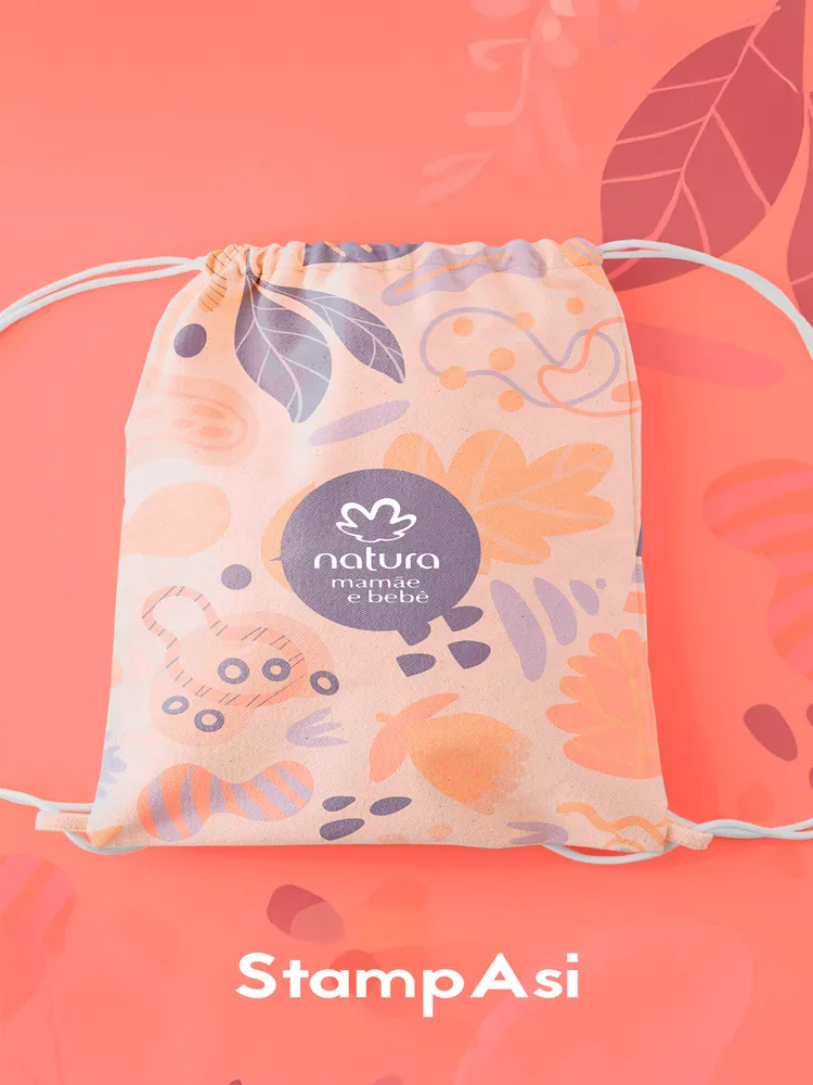 Sacochila personalizada com estampa floral e logotipo do cliente