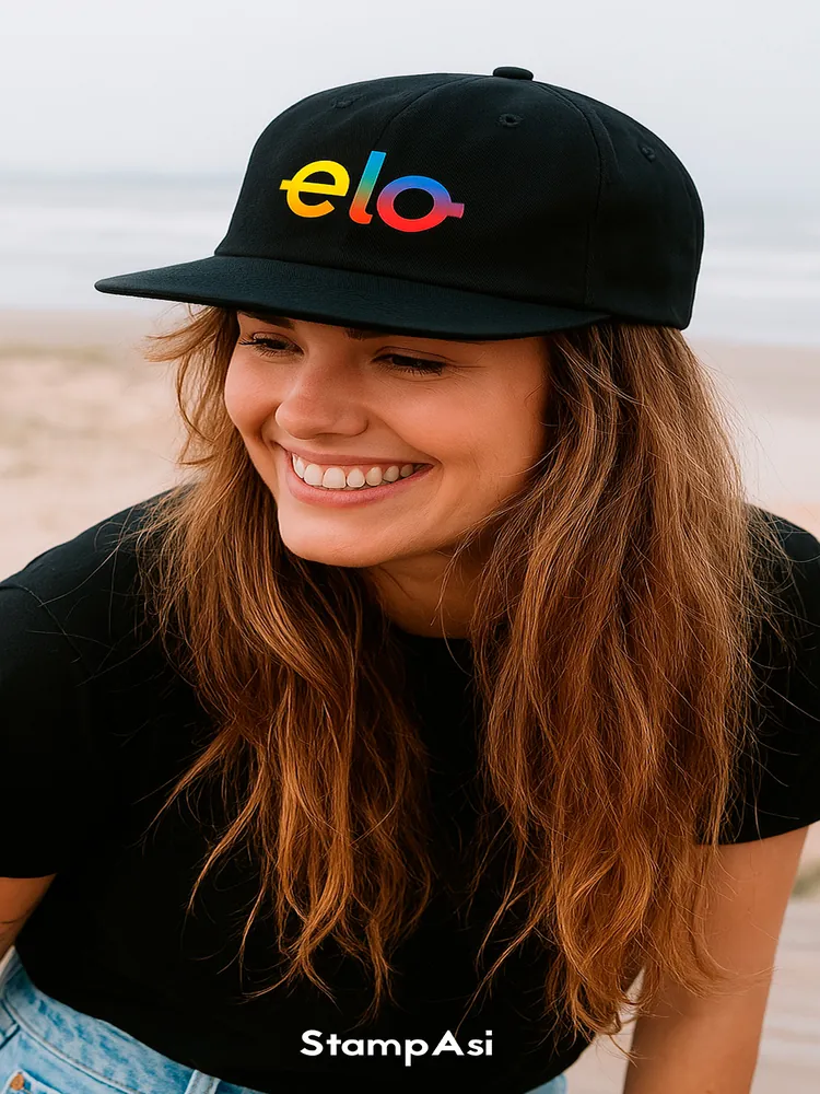 Boné personalizado com logotipo colorido bordado
