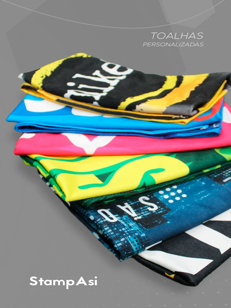 Camisetas estampadas coloridas dobradas e empilhadas