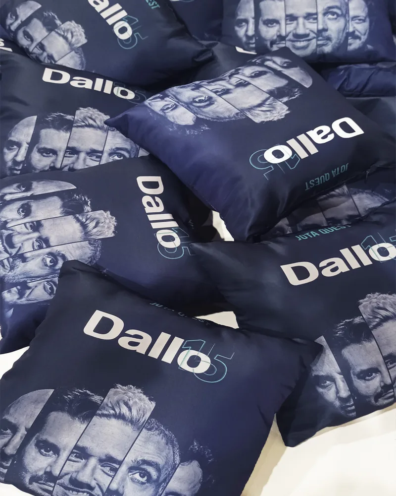 Almofadas personalizadas empilhadas com a marca impressa no tecido