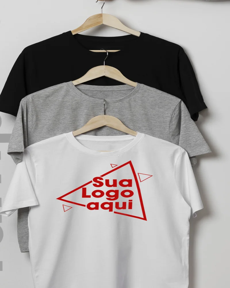 Camisetas personalizadas com logotipo estampado, em cabides