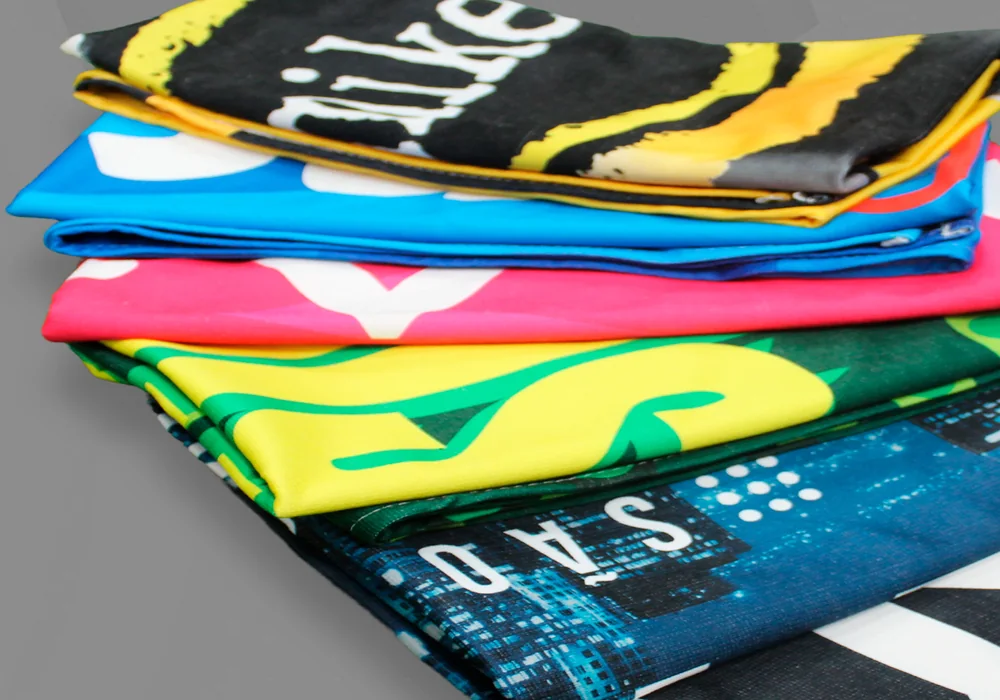 Camisetas personalizadas dobradas e separadas para expedição na StampAsi
